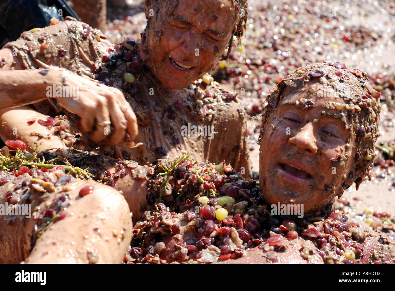 Binissalem Mallorca Spanien ist feiern die Weinlese mit einer Traube Kampf werfen Stockfoto