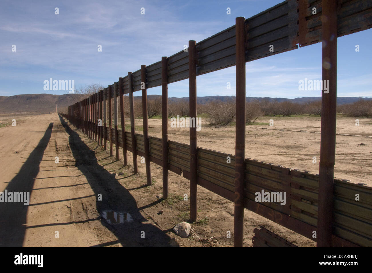 Mexiko Grenzzaun mit Löchern in Jacumba, Kalifornien Stockfoto