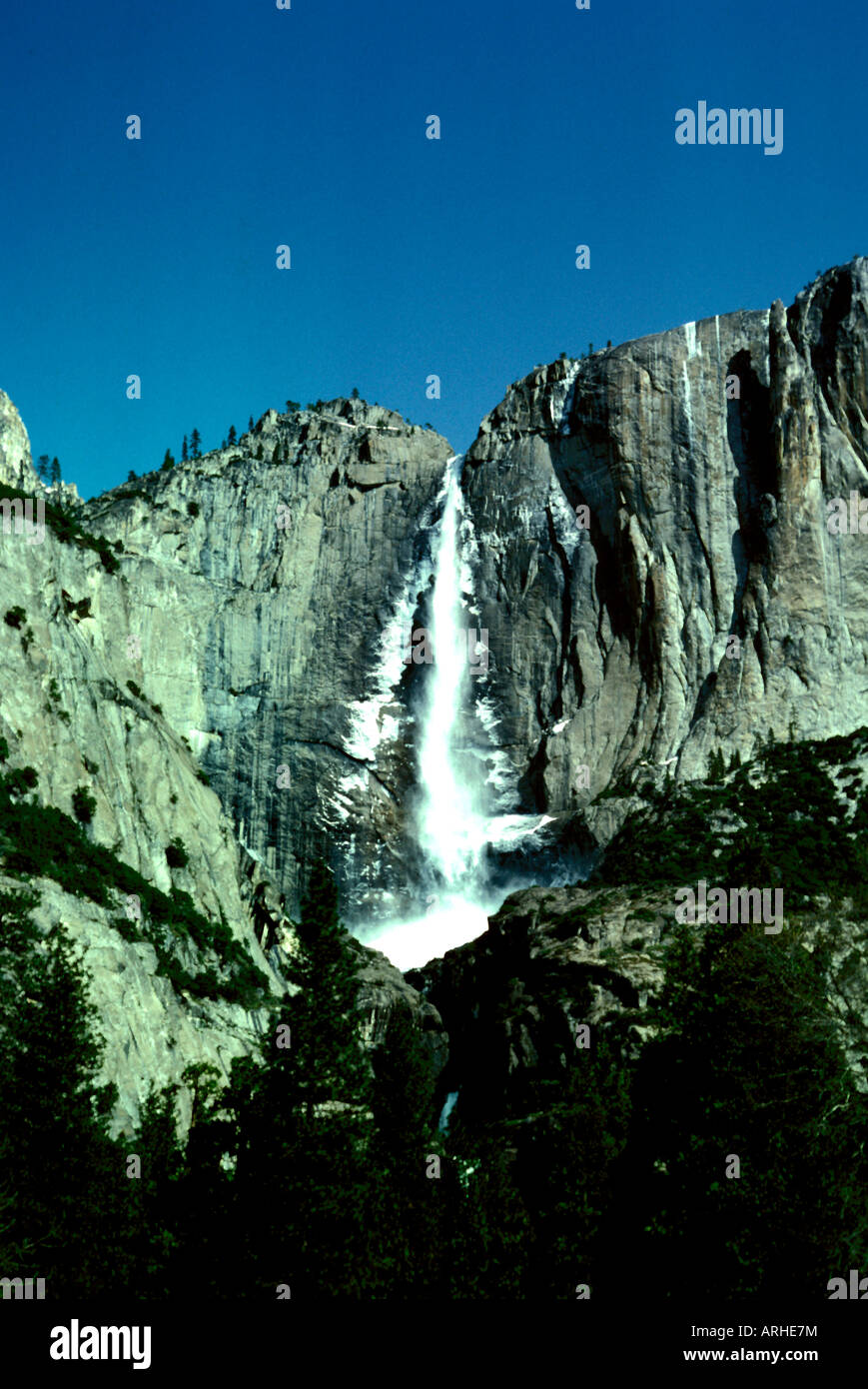 Yosemite Falls gehört zu den Sehenswürdigkeiten im Yosemite-Nationalpark in Kalifornien. Stockfoto
