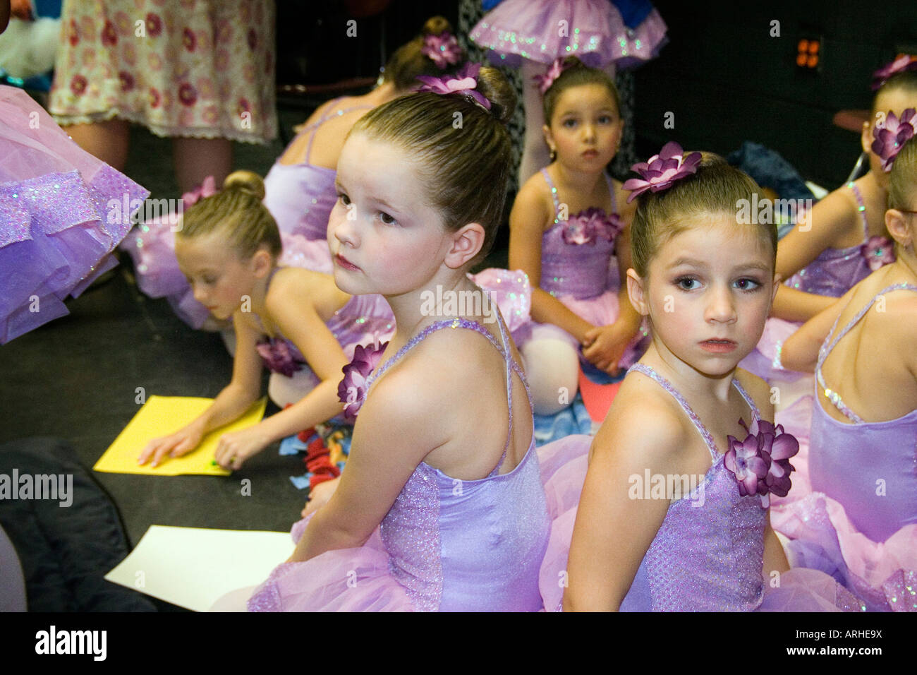 Junge Mädchen hinter den Kulissen vor Ballettaufführung Stockfoto