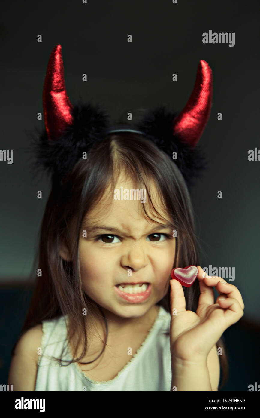 Teuflisches kleines Mädchen mit herzförmigen süß und Teufel Hörner Stockfoto