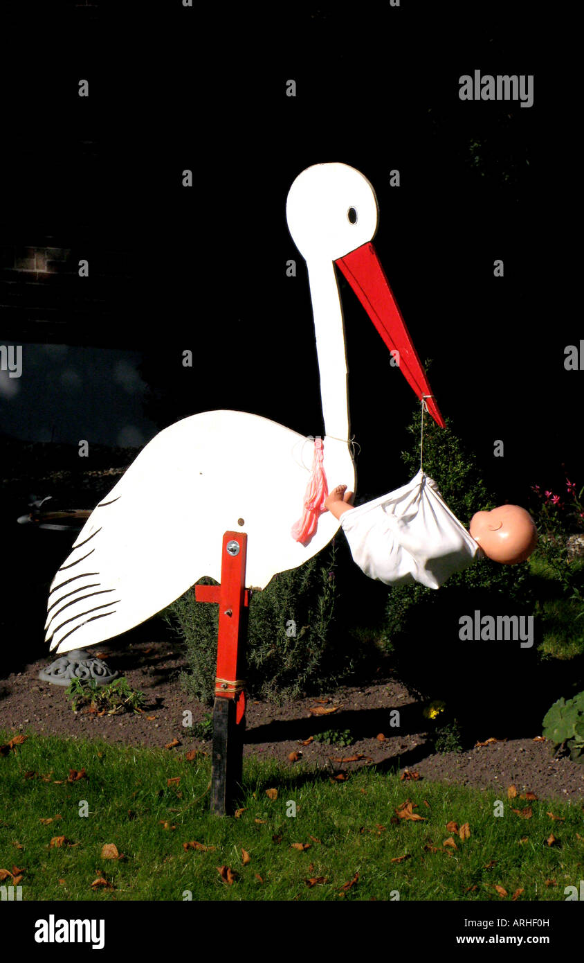 Holzschild eines neugeborenen Kindes mit einem Storch Niederlande Holland Stockfoto