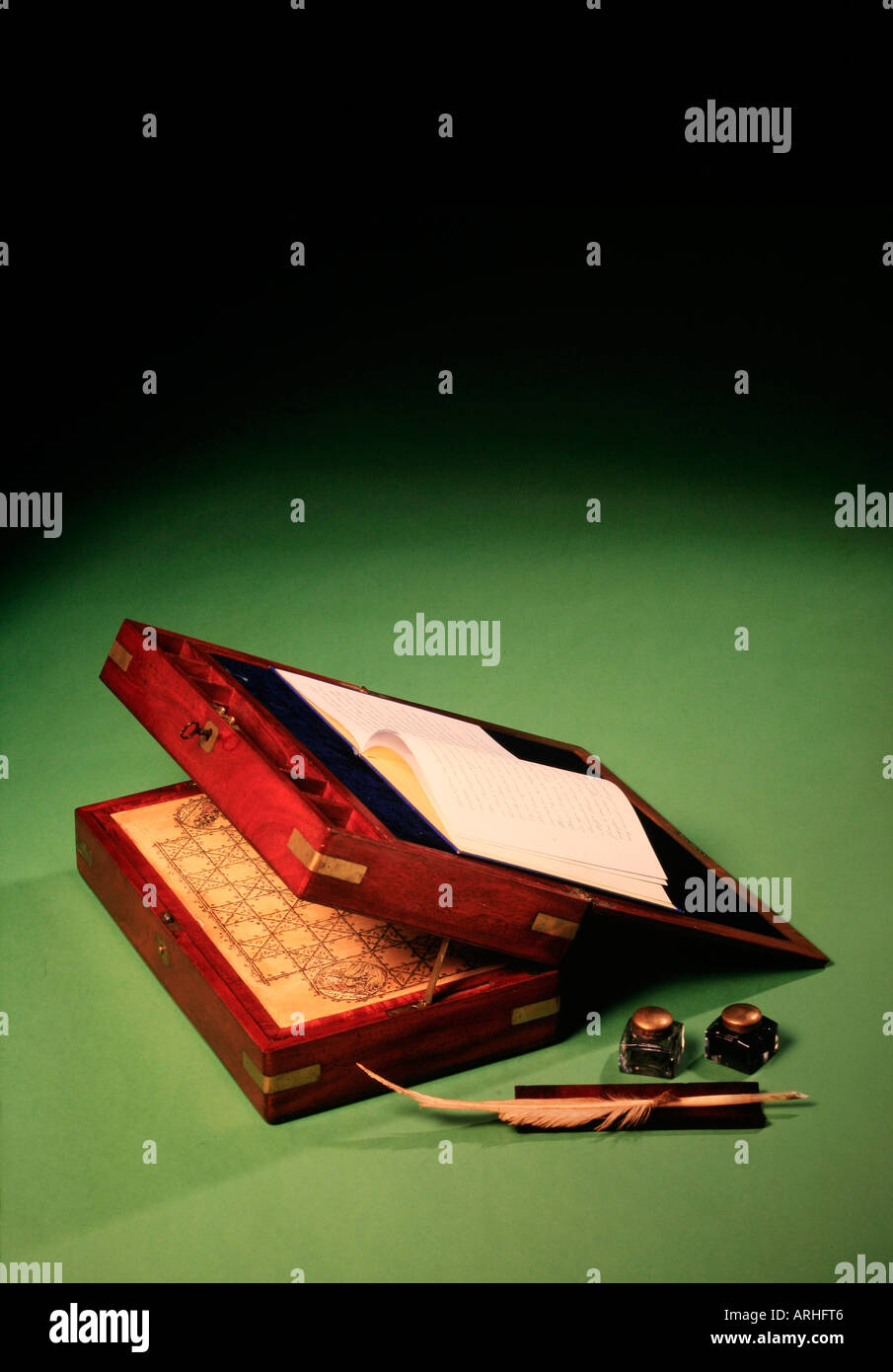 Sehr seltene und wertvolle antike Chess Set Box und Brett, das ist auch ein Schreibtisch Stockfoto