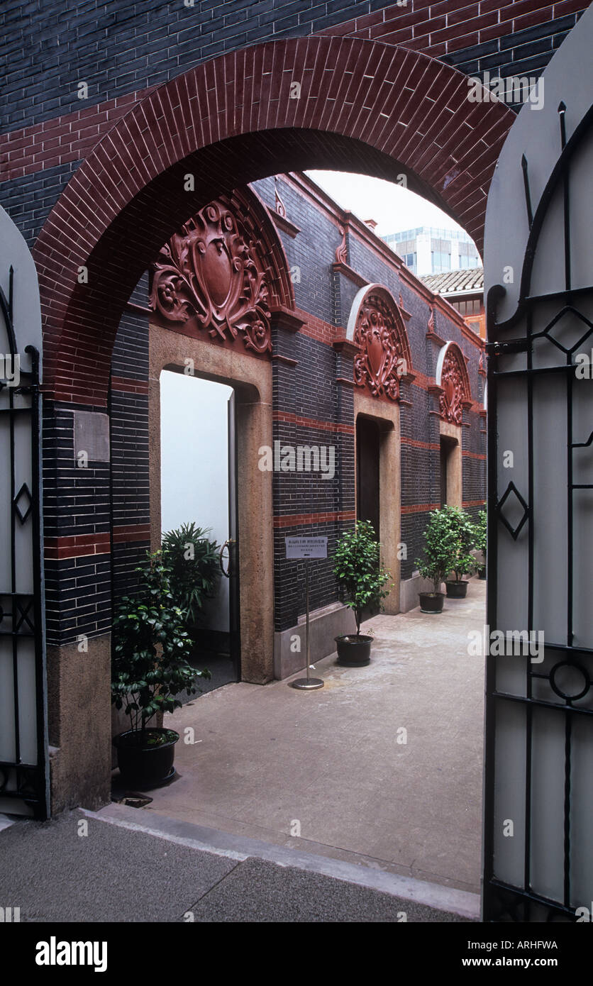 Gewölbte Eingang zu dem schwarzen und roten Museum der ersten chinesischen kommunistischen Parteitag im Xintiandi Bezirk von Shanghai Stockfoto