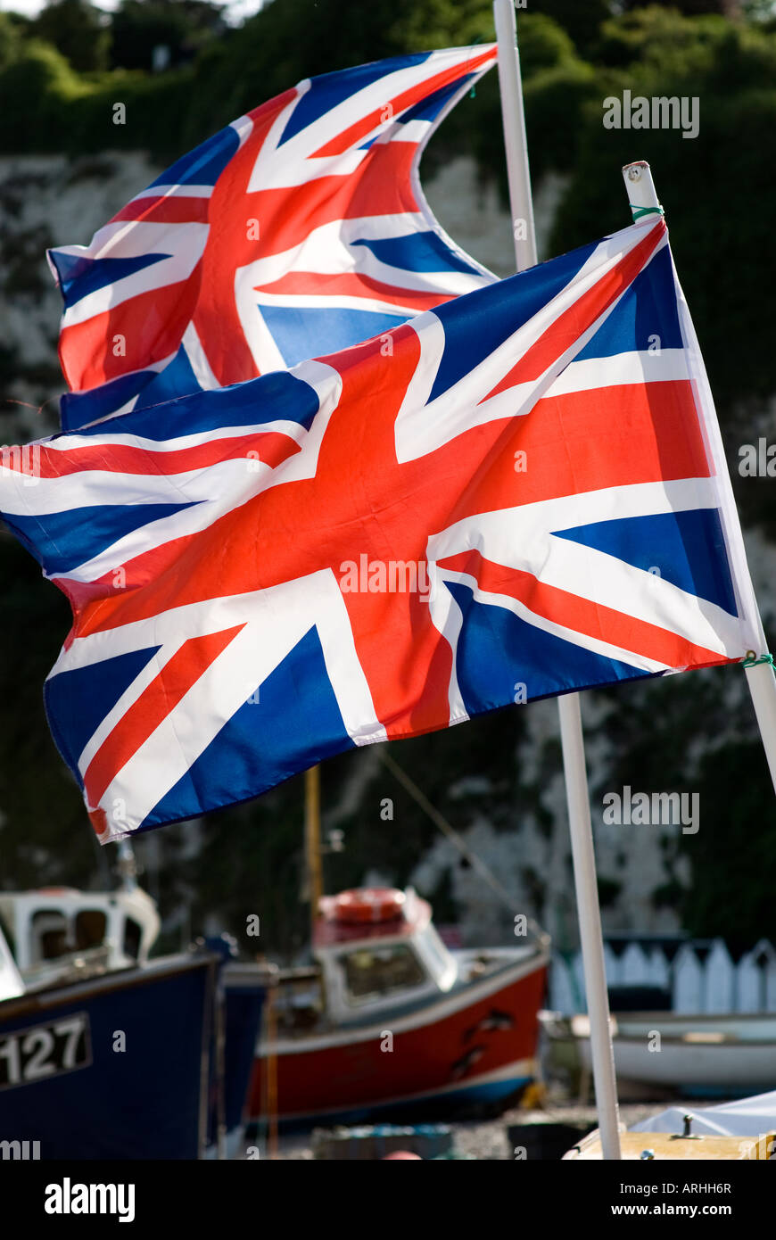 Union Jack-Flaggen im Wind Bier, Devon Stockfoto
