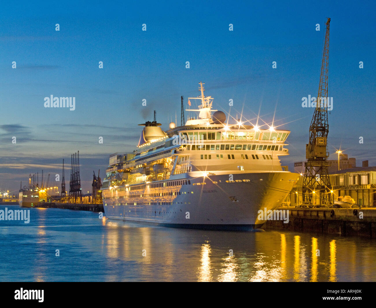 Fred Olsen Kreuzfahrtschiff Balmoral am Southampton City Cruise Terminal UK festgemacht Stockfoto
