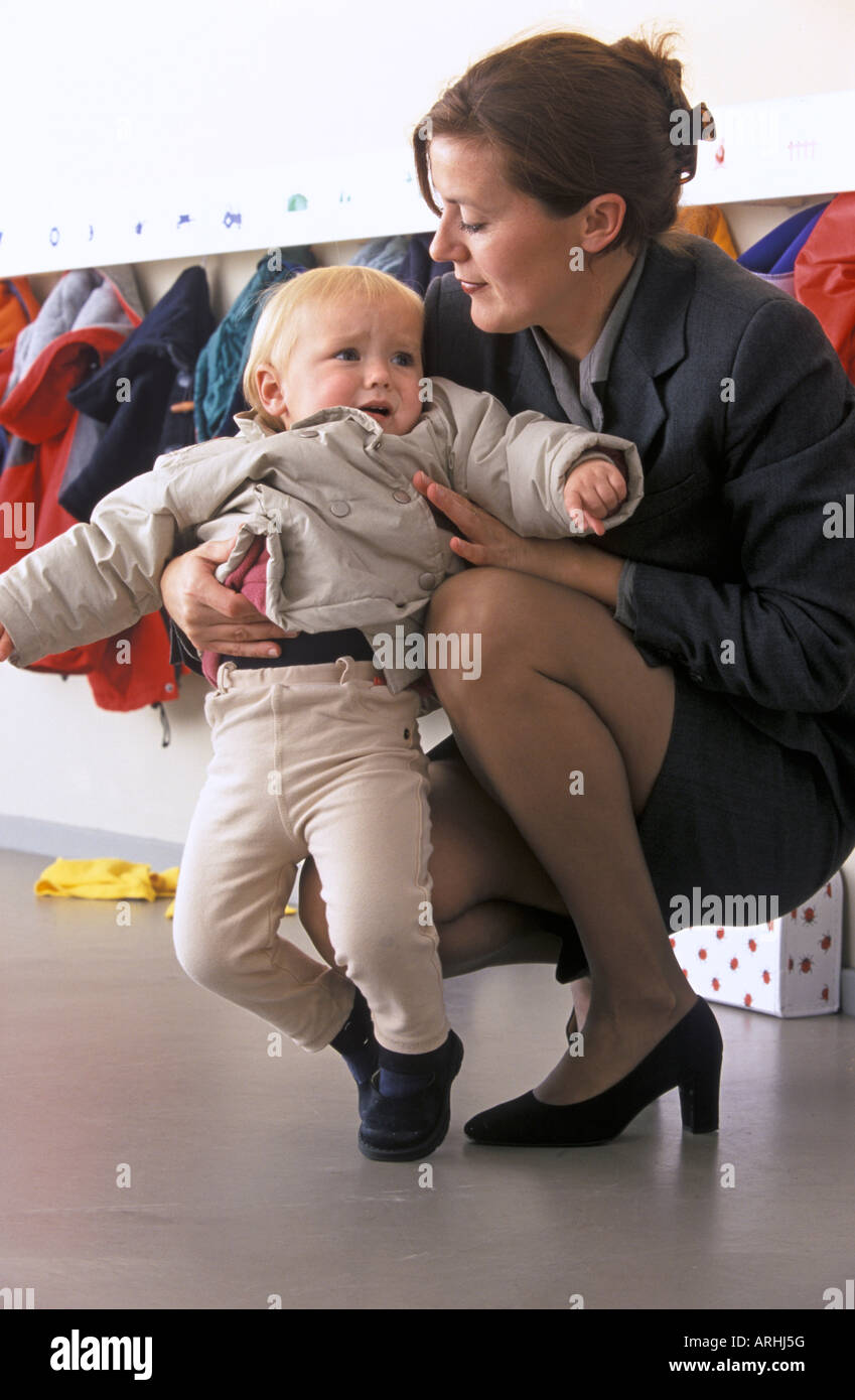 Arbeitende Mutter und Kind in der Kita Stockfoto