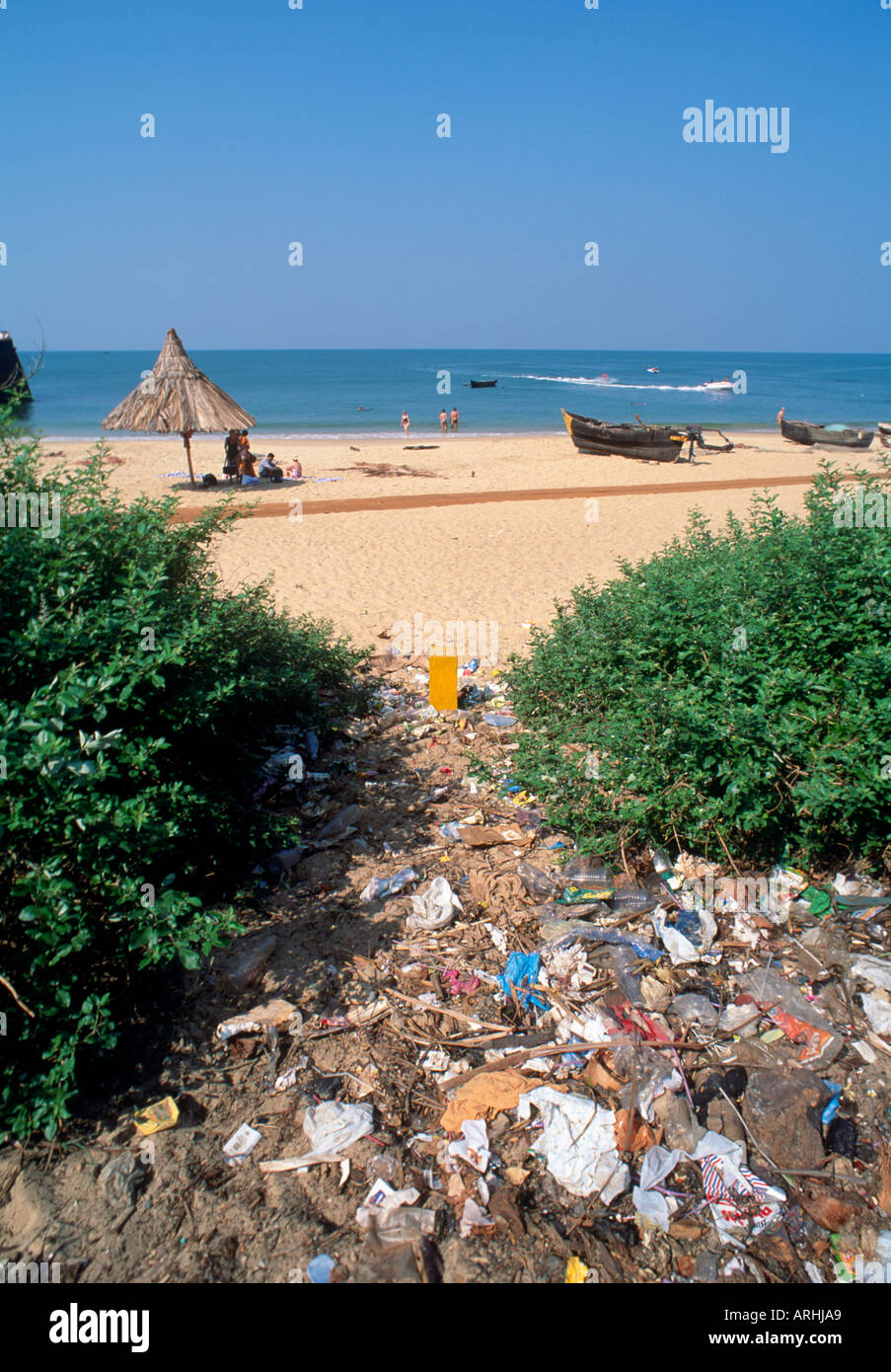 Typische Ablagerung von Müll, Aguada Beach, North Goa, Indien Stockfoto
