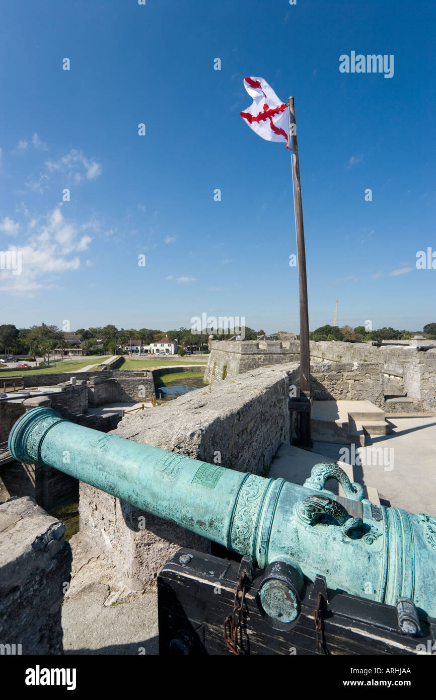 Kanonen Sie auf den Wällen mit Blick über die Stadt von der Bastion, Castillo de San Marcos, St. Augustine, Florida, USA Stockfoto