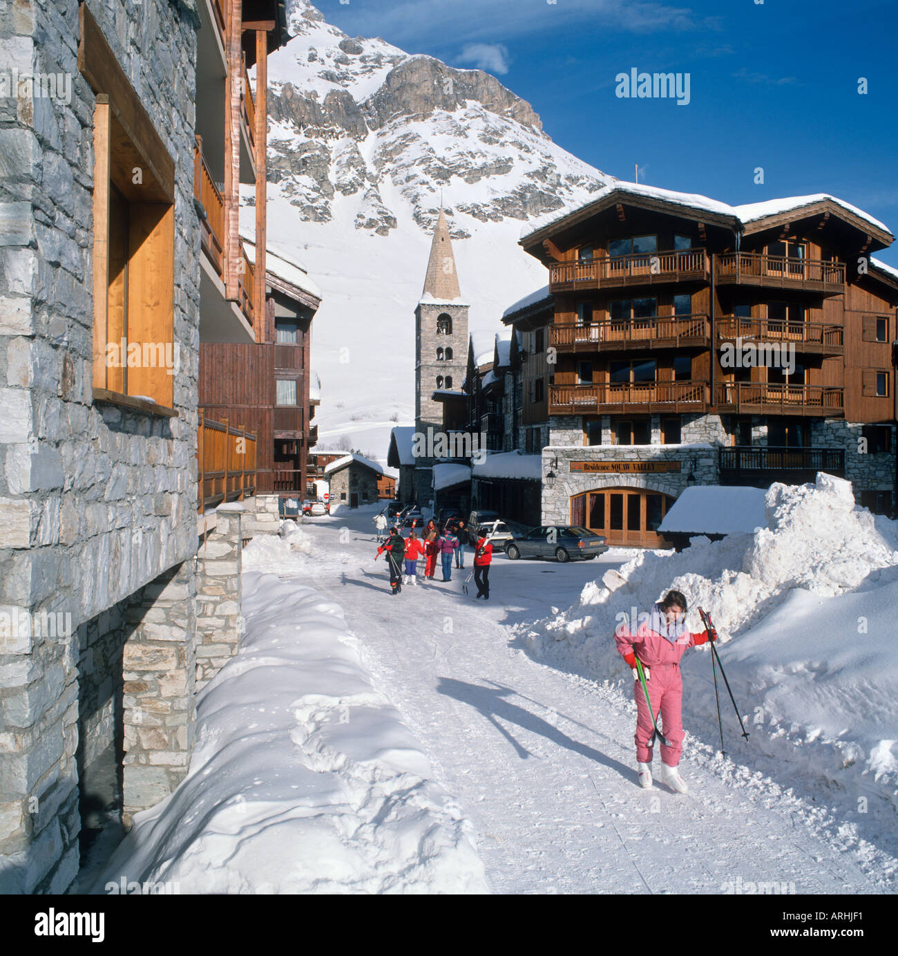 Straße in das Resort centre, Val d ' Isère, Savoie, Französische Alpen, Frankreich Stockfoto
