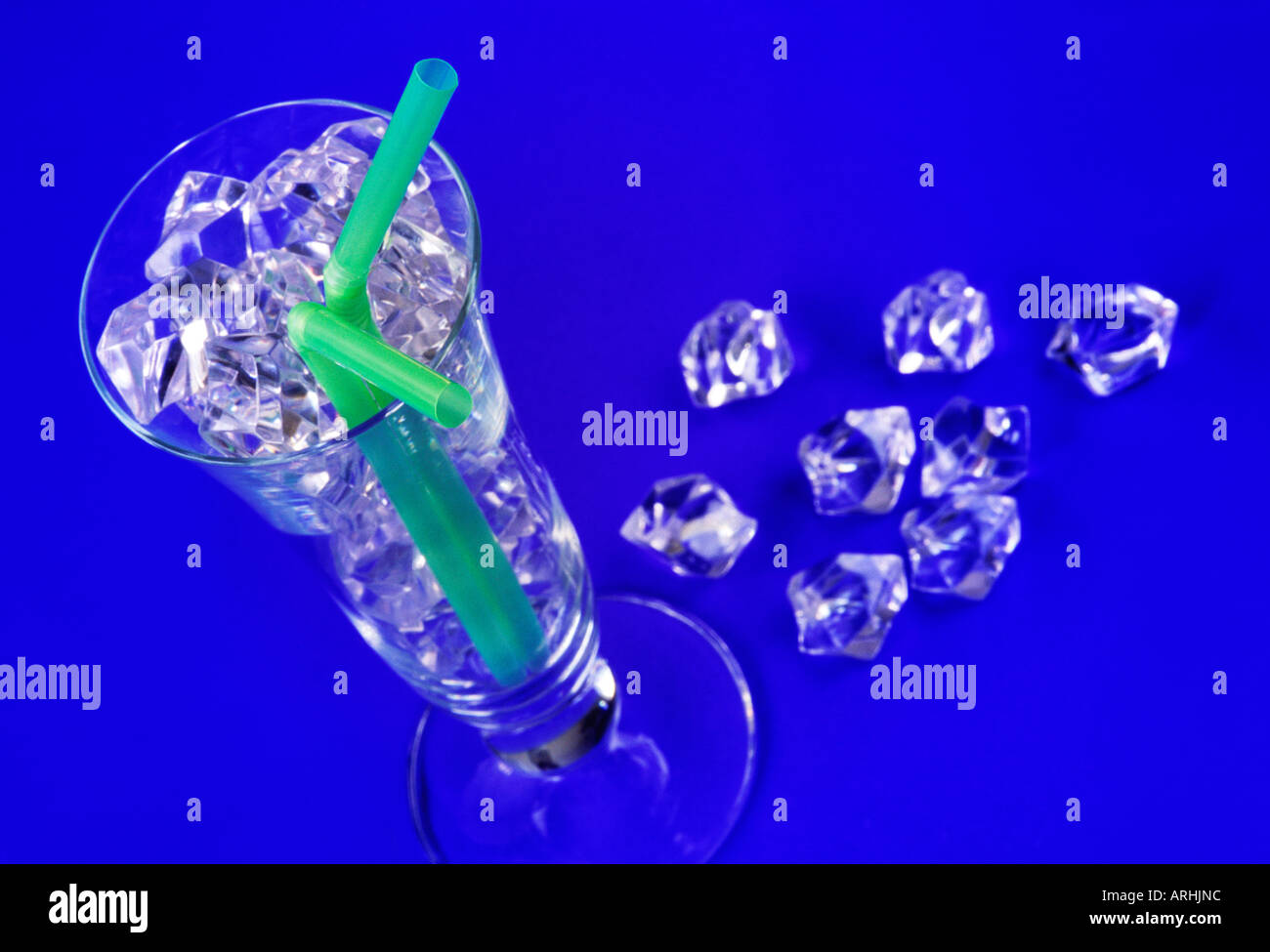 Trinkglas mit Eiswürfeln gefüllt Stockfoto