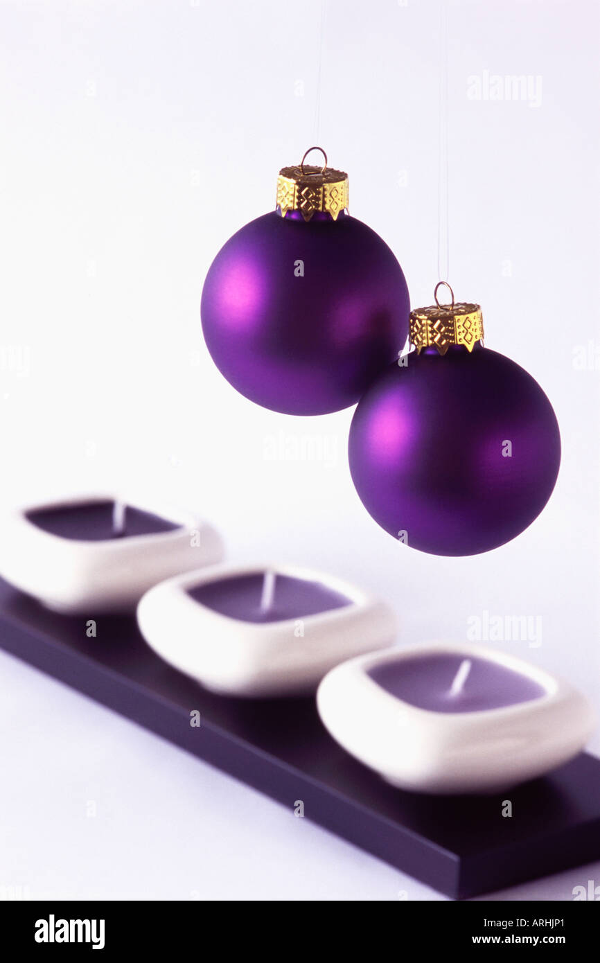 Drei Kerzen und zwei Kugeln, saisonale Still Life Stockfoto