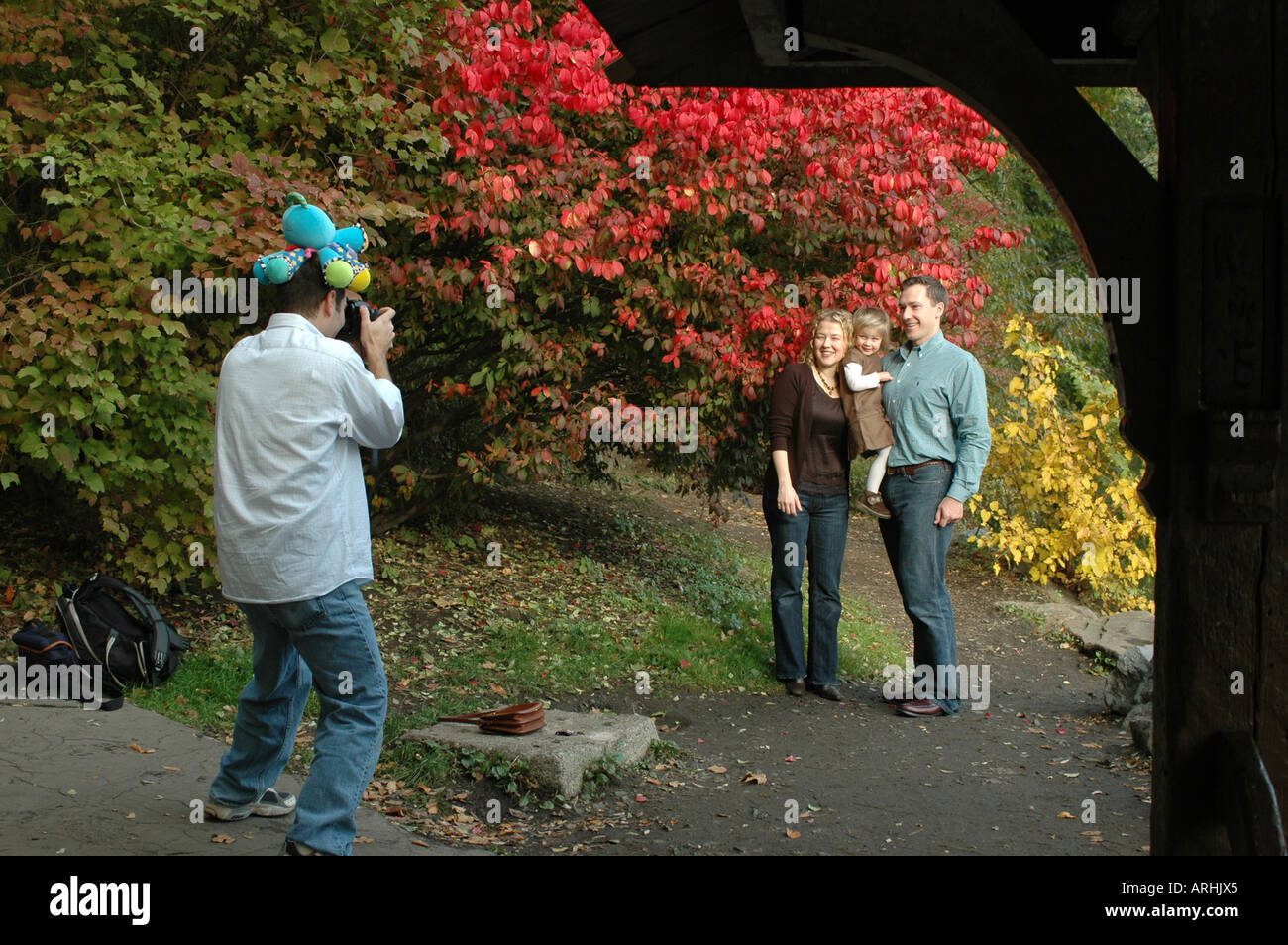 NYC FOTOGRAFEN FOTOGRAFIEREN FÜR FAMILIE WÄHREND HERBST HERBST CENTRAL PARK MANHATTAN SPAß BUNTE NEW YORK Stockfoto