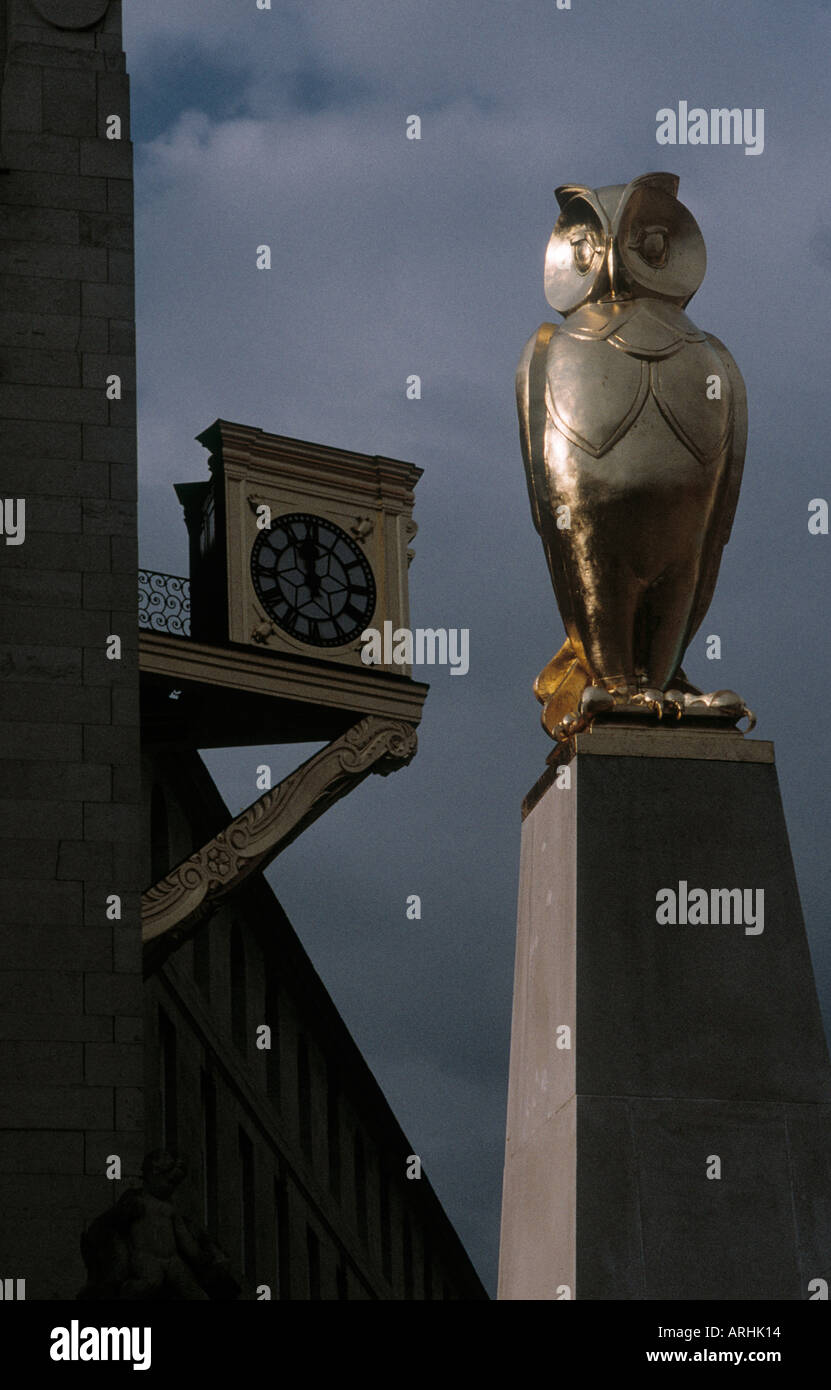 Leeds gold Eulen Maskottchen Sitzstangen auf der Vorderseite des Leeds Civic Hall West Yorkshire Stockfoto