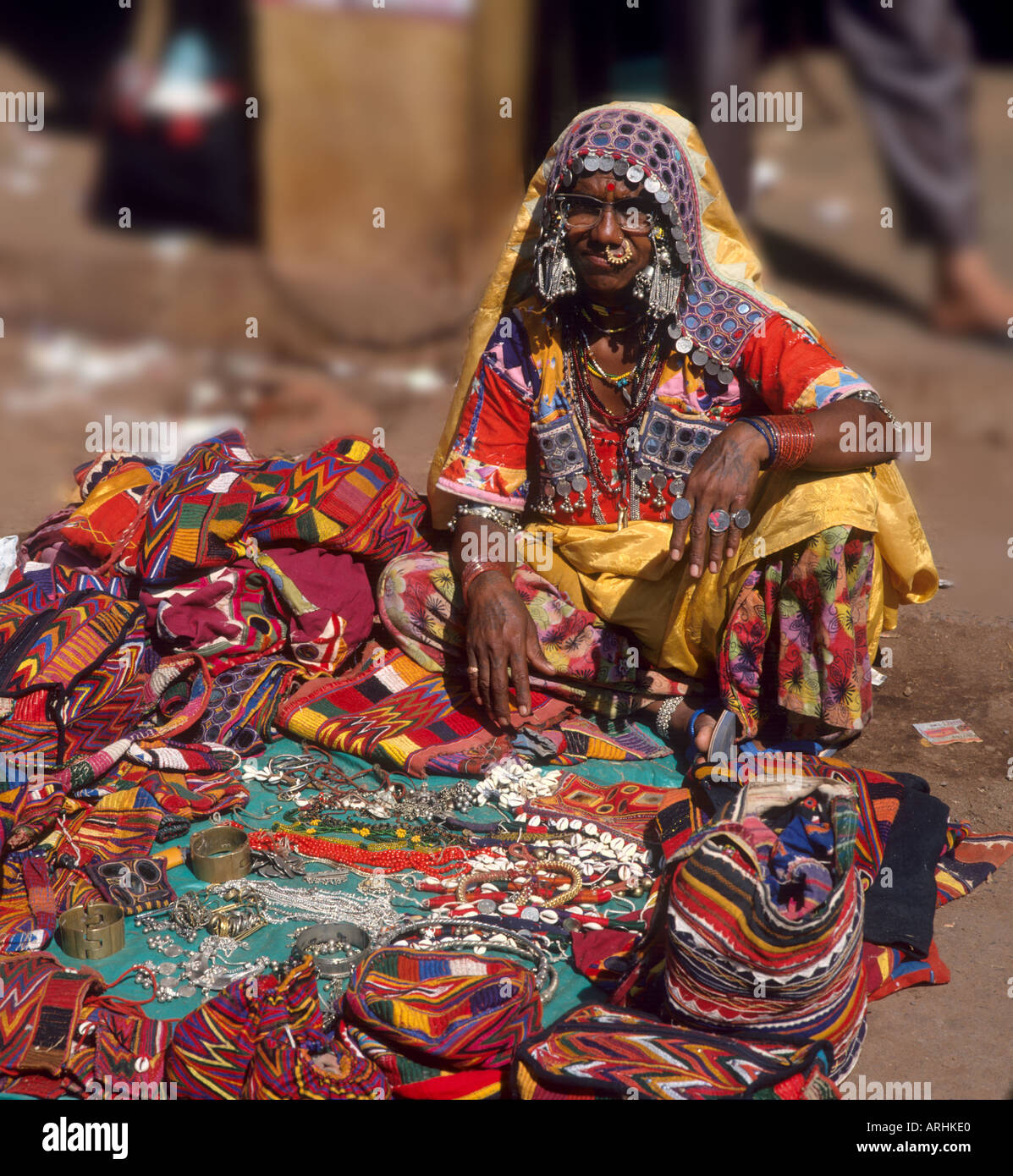 Schmuck und Tasche Verkäufer von Karnataka auf dem Markt in Mapusa, Nord-Goa, Goa, Indien Stockfoto