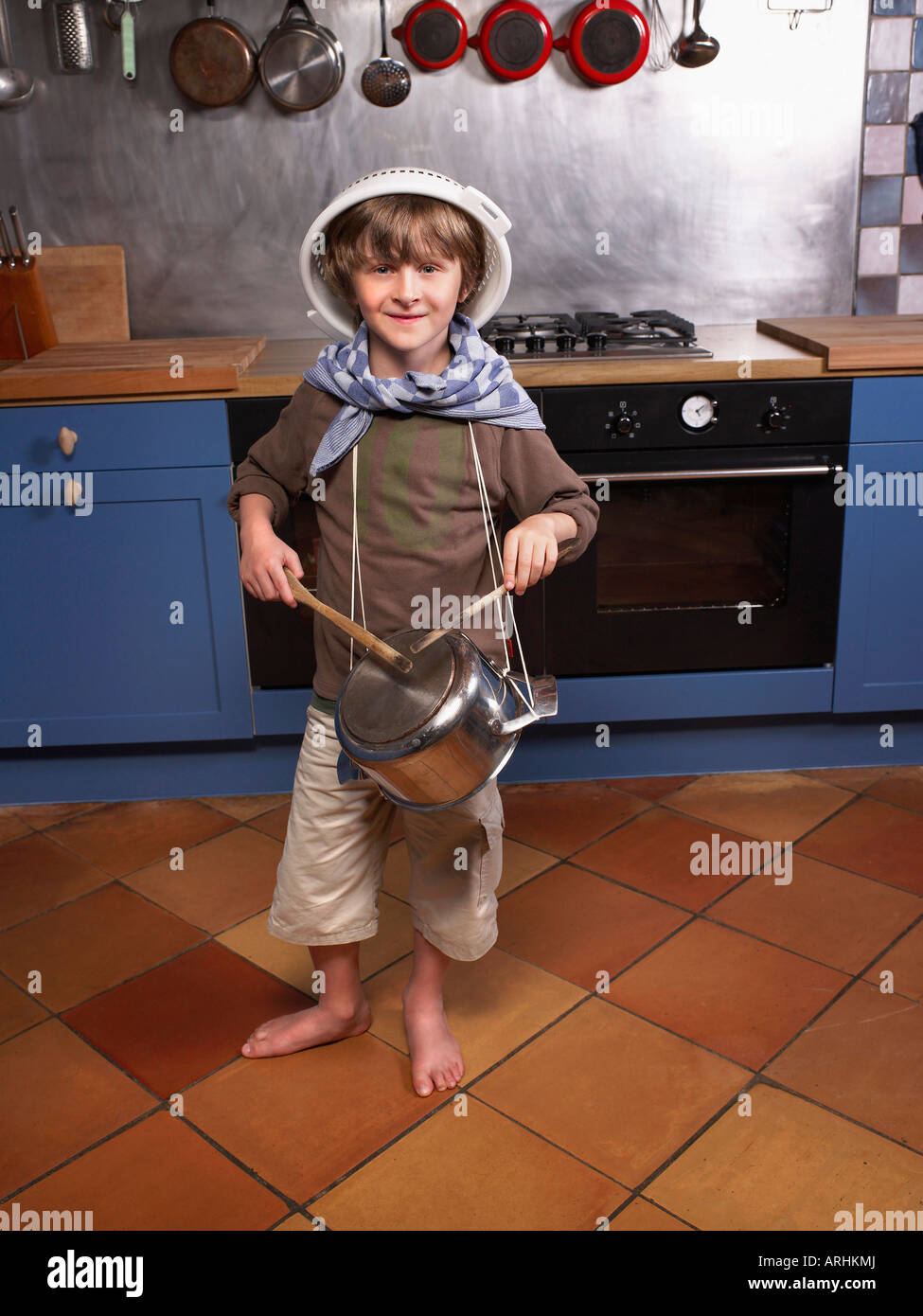 Kleiner Junge in Küche Trommeln Stockfoto
