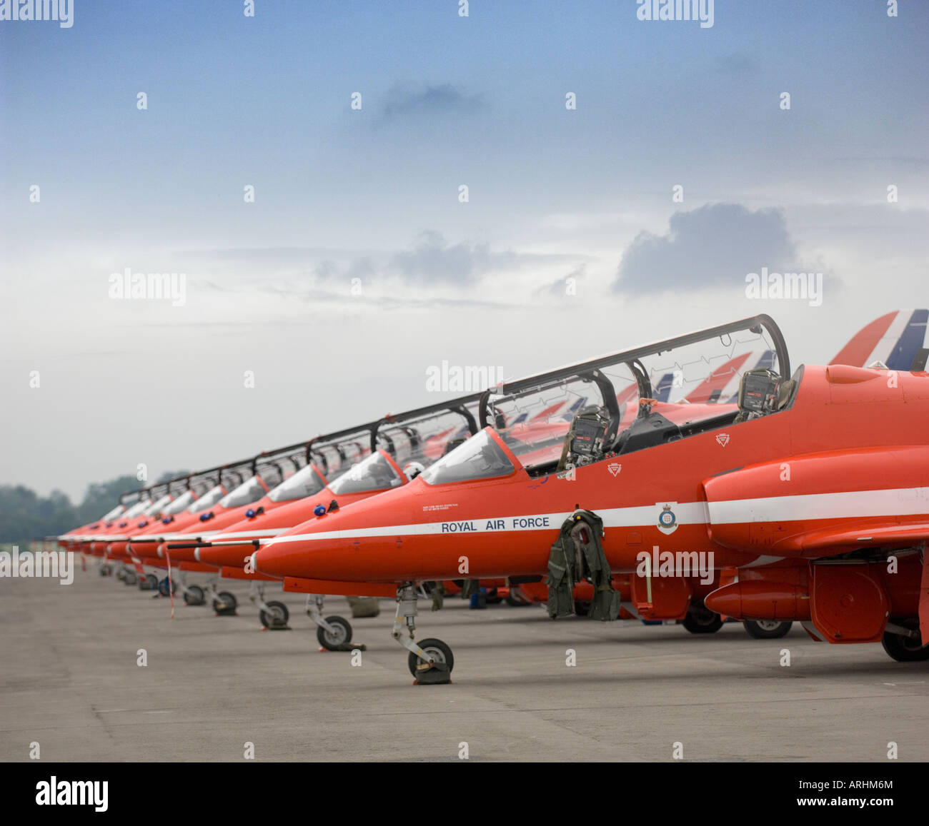 Öffnen Sie die roten Pfeile RAF Bildung Display Team Hawk geparkten Flugzeugen Vordächer & Nasen ausgerichtet auf dem pad Stockfoto
