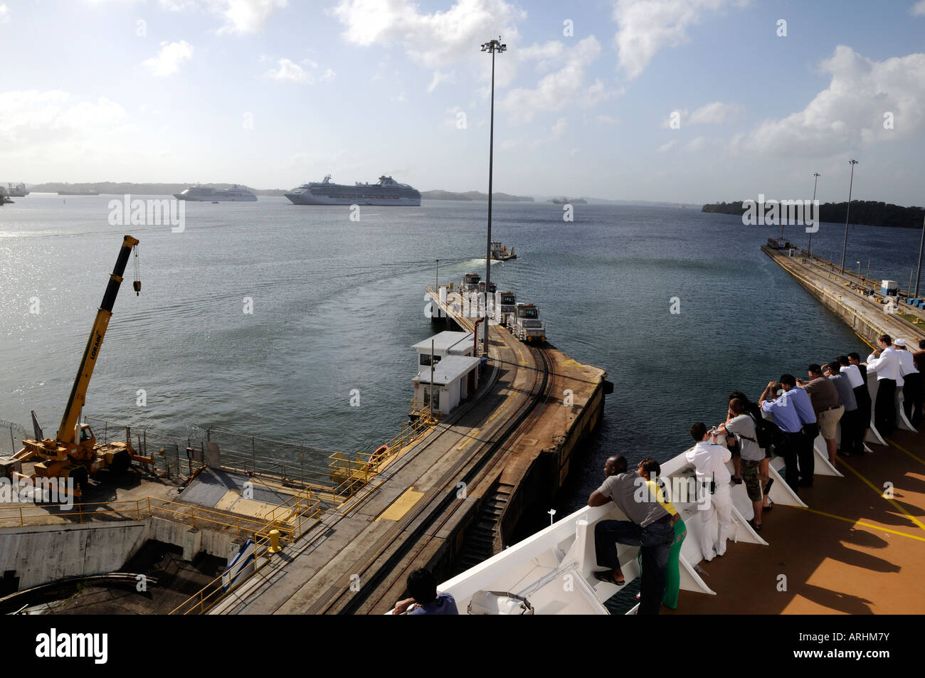 Passagiere und Besatzungsmitglieder an Bord Cunards Kreuzfahrt Schiff Queen Victoria beobachten, wie das Schiff Gatun See gelangt. Stockfoto
