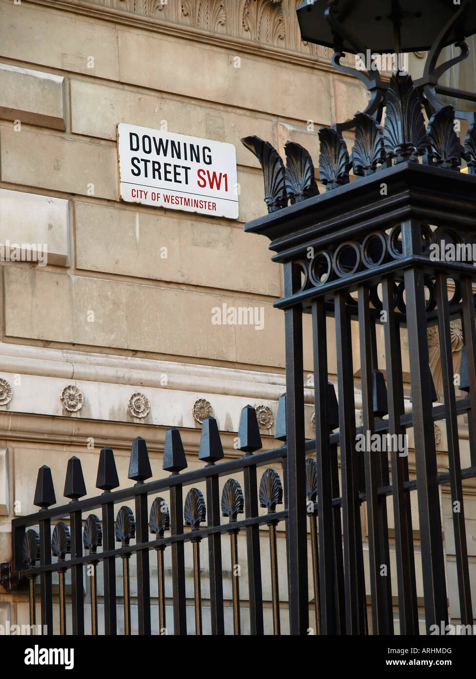 Geländer in der Downing Street erstmals errichtet, während die Kopfsteuer Proteste und die unpopuläre Premiership von Margret Thatcher Stockfoto
