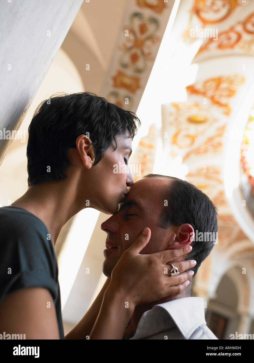 Frau küssen Mann Stockfoto