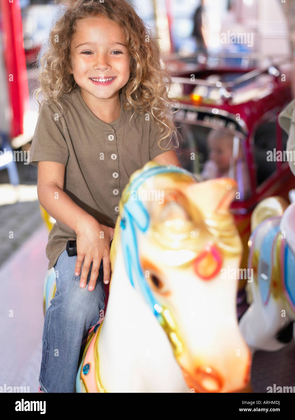 Kleines Mädchen auf merry Go round Stockfoto