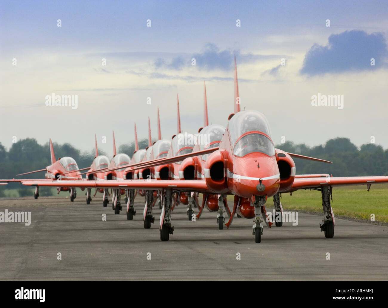 Die roten Pfeile RAF Bildung anzeigen Team Rollen ihre Hawk Flugzeuge stehen Stockfoto
