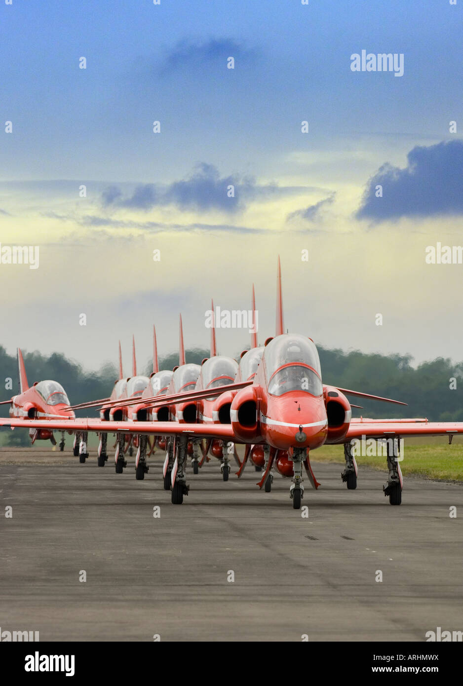 Die roten Pfeile RAF Bildung anzeigen Team Rollen ihre Hawk Flugzeuge stehen Stockfoto