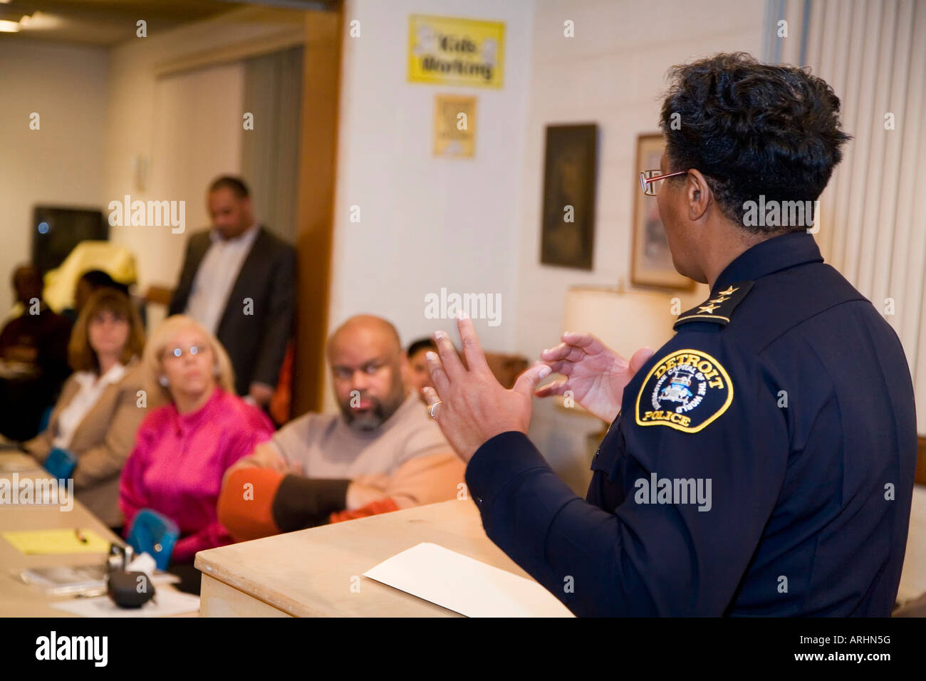 Polizeikommandant trifft sich mit Community-Gruppe Stockfoto