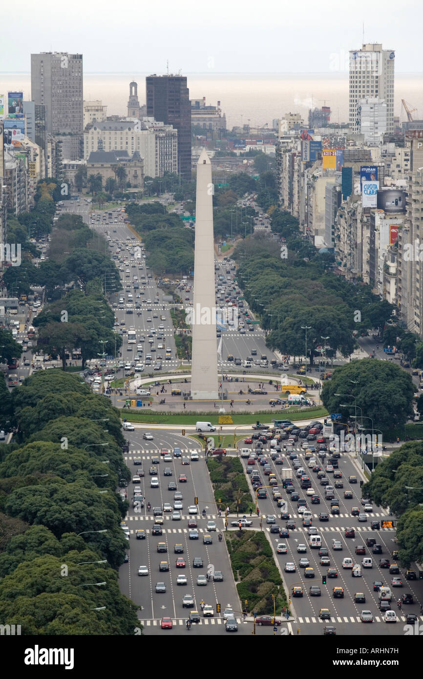 Die Avenida 9 de Julio ist eine Allee in Buenos Aires, Argentinien, die angeblich die breiteste Straße der Welt ist und den Obelisken von Buenos Aires zeigt Stockfoto