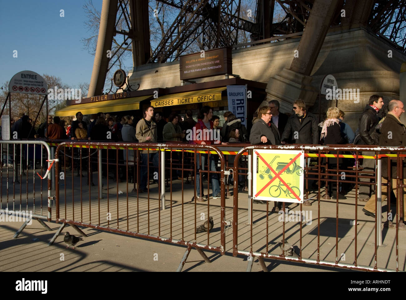 Bild eines Zeichens vor eine Schlange von wartenden zu gehen, den Eiffelturm in Paris Stockfoto