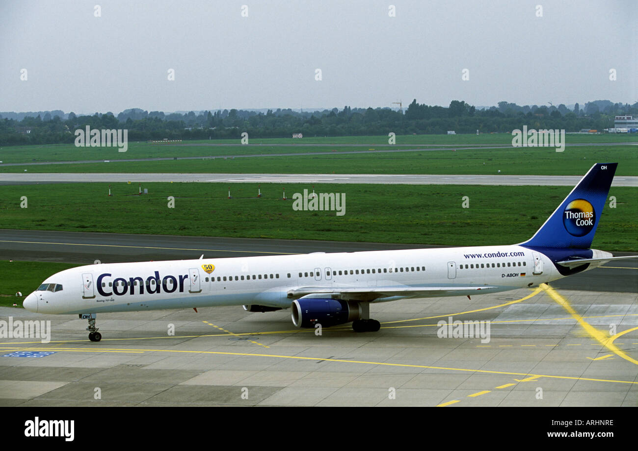 Condor Airlines, Boeing 757-300 am Flughafen Düsseldorf, Nordrhein-Westfalen, Deutschland. Stockfoto