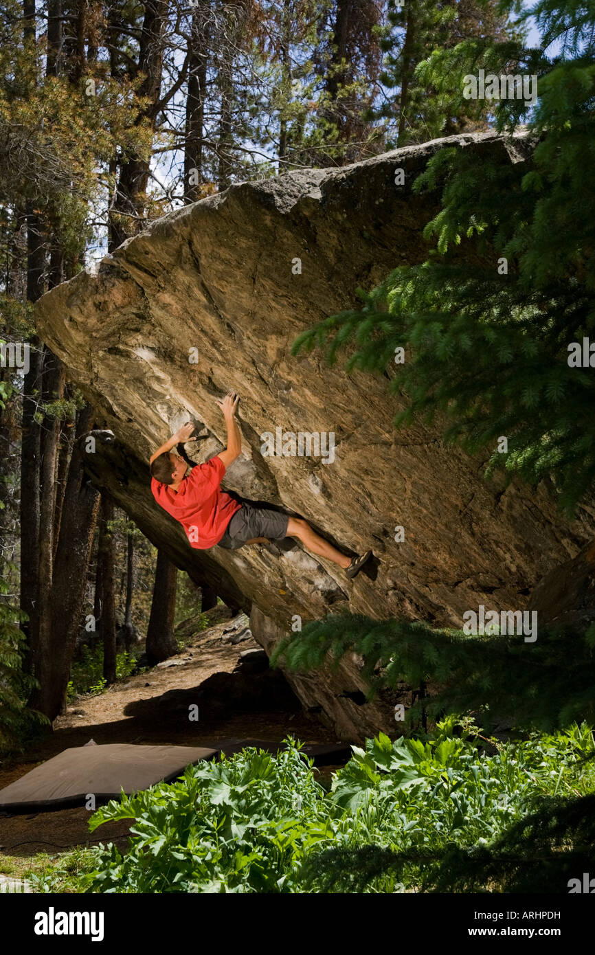 Männliche Felsen Kletterer Bouldern Stockfoto