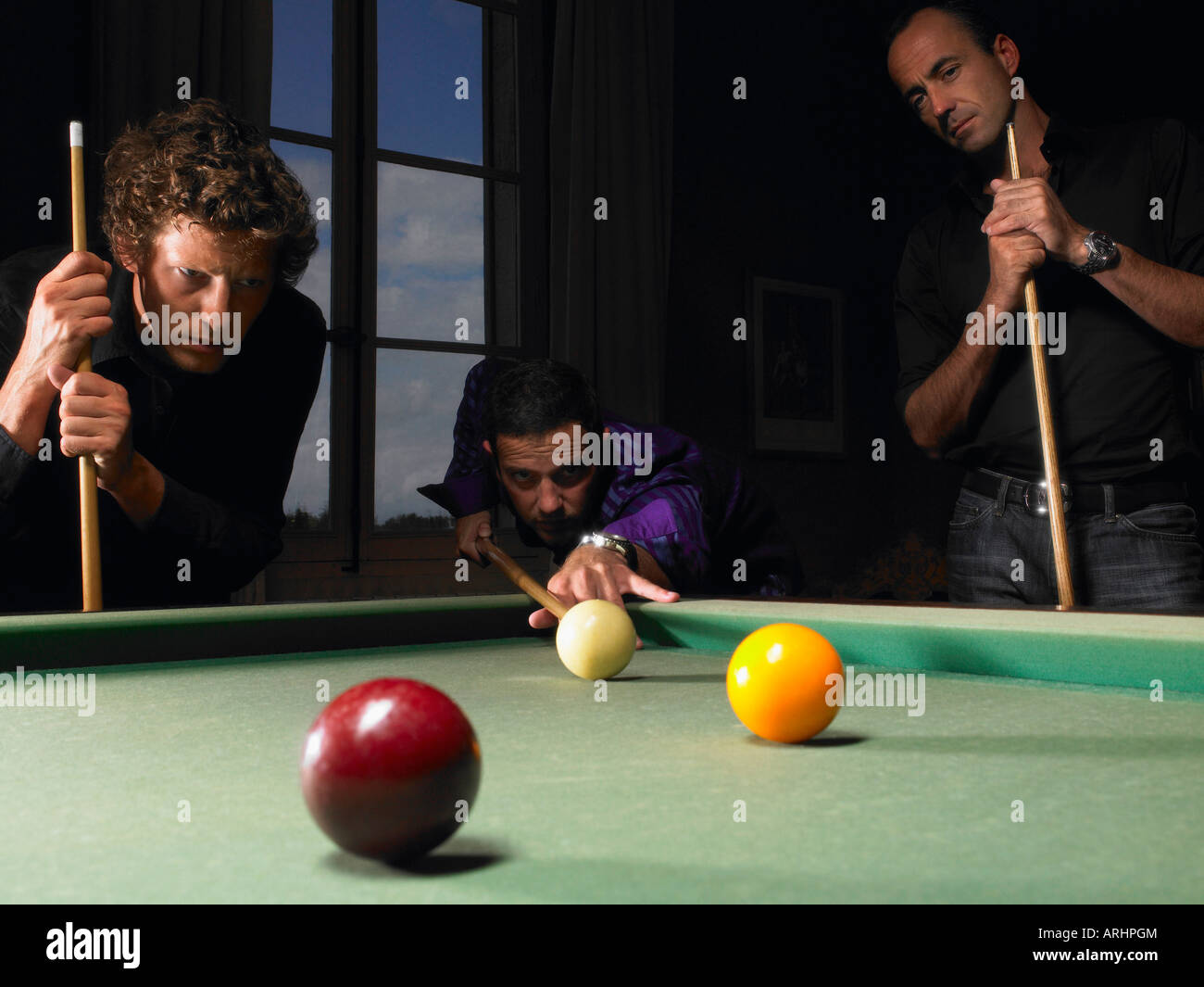 Männer spielen snooker Stockfoto