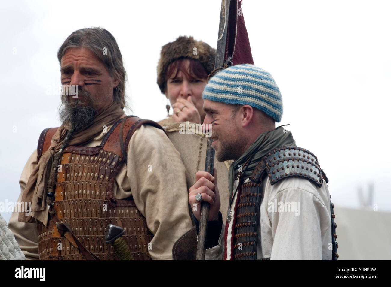 Drei Wikinger-Krieger auf einem Reenactment-Festival in Dänemark Stockfoto