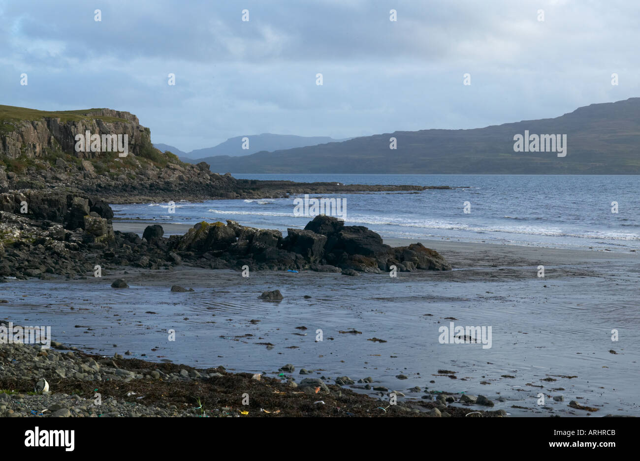 Insel Mull Laggan Bucht mit Blick auf Ulva Blick auf Ulva vom schwarzen Strand Stockfoto