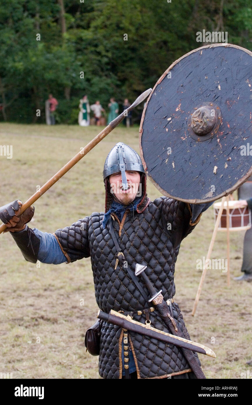 Aggressive Wikinger-Krieger mit Speer und Schild auf einem Reenactment-Festival in Dänemark Stockfoto