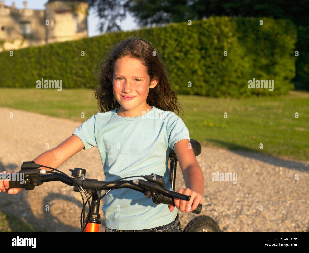 Junges Mädchen auf dem Fahrrad, Blick in die Kamera Stockfoto