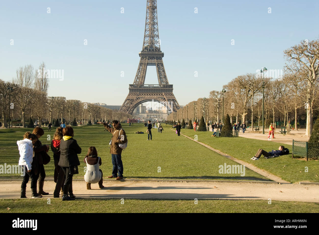 Touristen vor dem Eiffelturm ein Foto ihrer Freunde Stockfoto