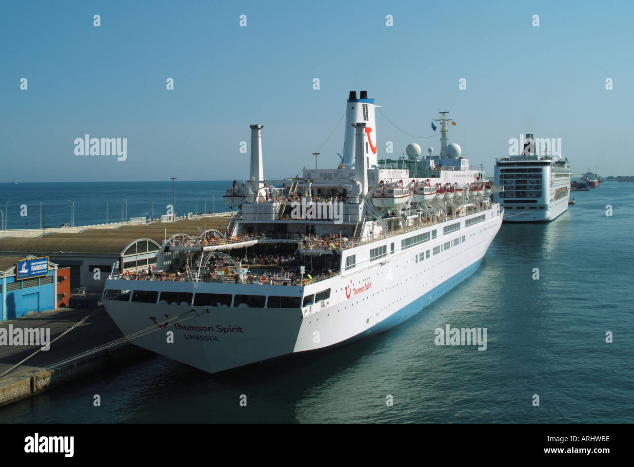 Barcelona Hafen Blick Kreuzfahrtschiff Thomson Spirit mit Passagieren auf Sonnendecks Stockfoto