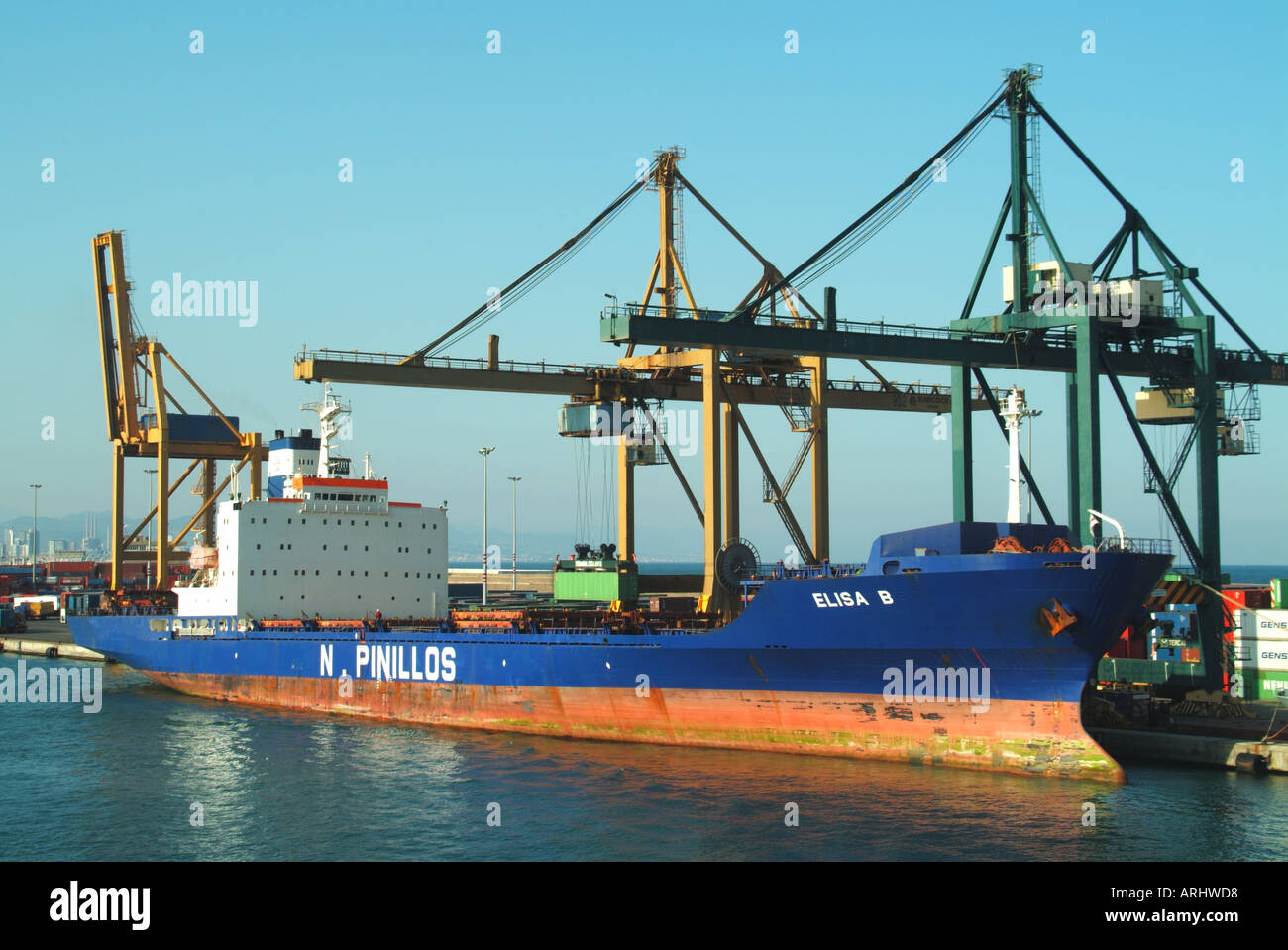 Barcelona-Hafenanlagen mit Frachter neben Kai Verladung von Containern Stockfoto