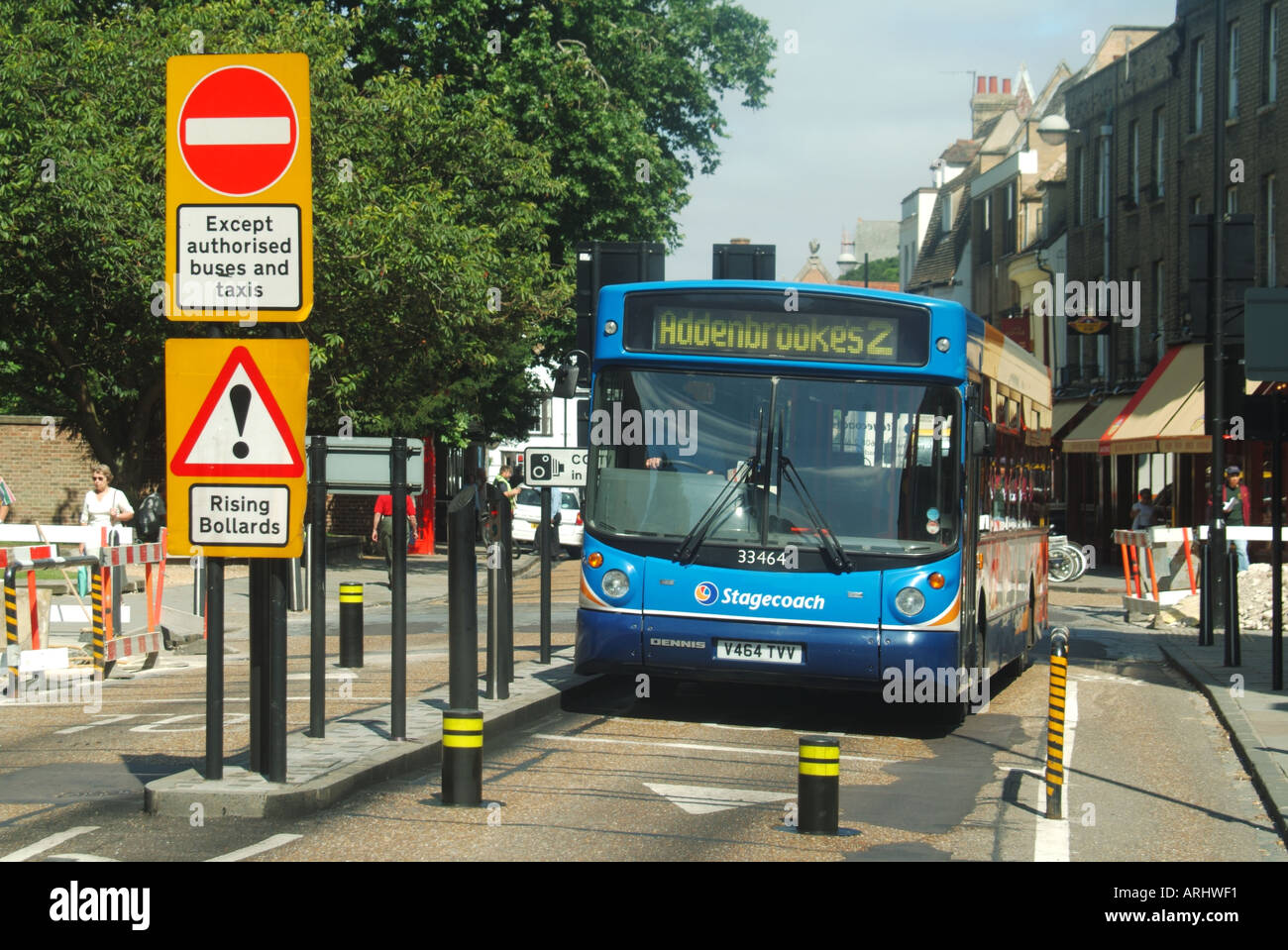 Cambridge University Town Citi Eindeckerbus, der in eine Zone mit eingeschränkter Verkehrsbeschränkung einfährt, kontrolliert von automatisierten steigenden Schiffspollern England UK Stockfoto