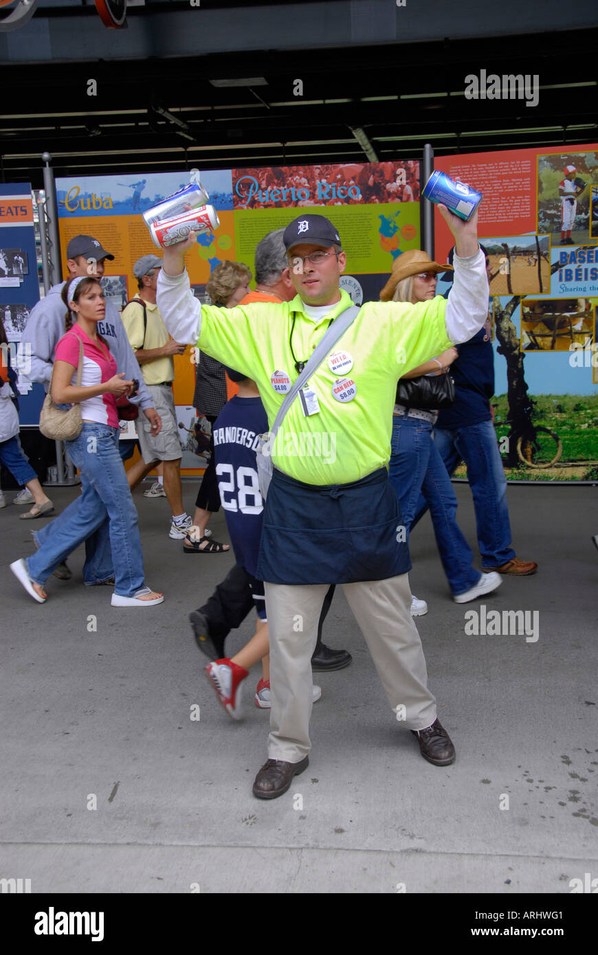 Händler verkaufen Bier und andere Erfrischungen an einem Detroit Tiger Professional Baseball Spiel im Comerica Park Detroit Michigan Stockfoto