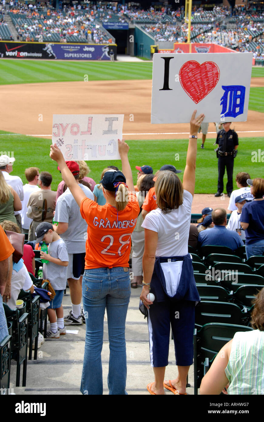 Fans halten Zeichen zur Unterstützung der Detroit Tiger Professional Hauptliga-Baseball-Spiel im Comerica Park Detroit Michigan Stockfoto