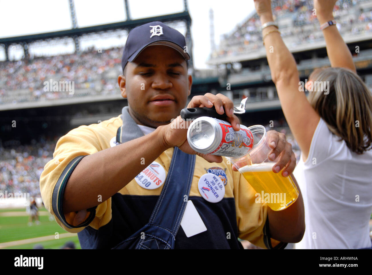 Händler verkaufen Bier und andere Erfrischungen an einem Detroit Tiger Professional Baseball Spiel im Comerica Park Detroit Michigan Stockfoto