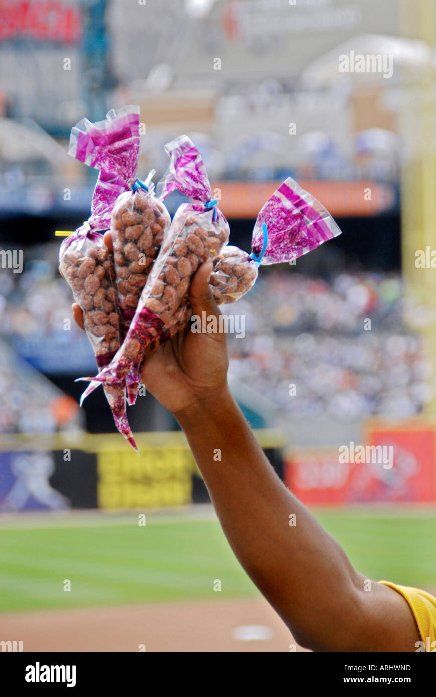 Händler verkaufen Bier und andere Erfrischungen an einem Detroit Tiger Professional Baseball Spiel im Comerica Park Detroit Michigan Stockfoto