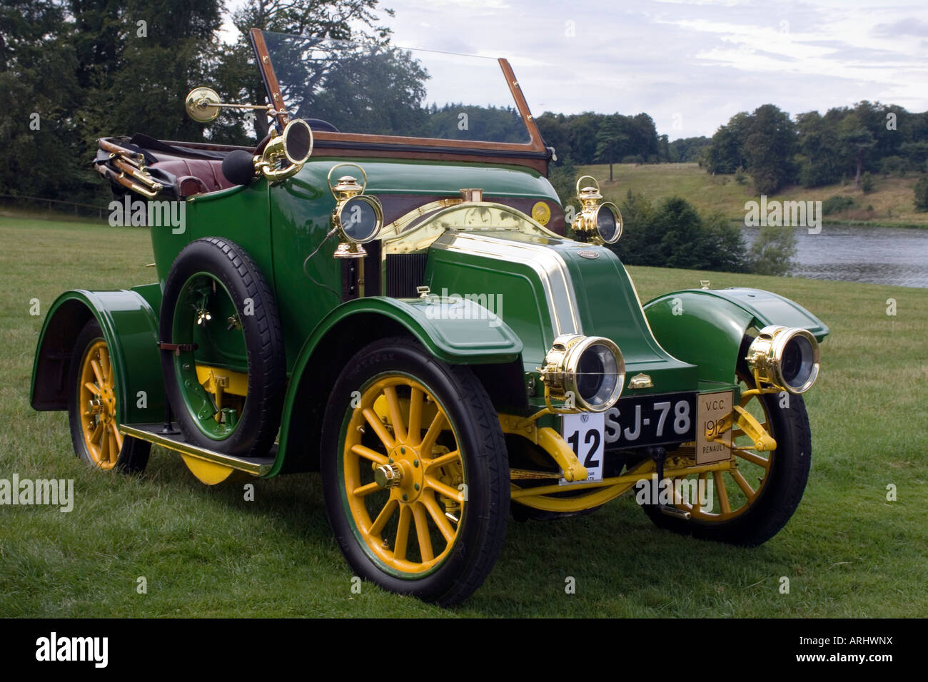 Eine grüne Veteran 1912 AX Renault 8hp Motorwagen. Machte in Billancourt Paris geparkt auf dem Rasen Stockfoto