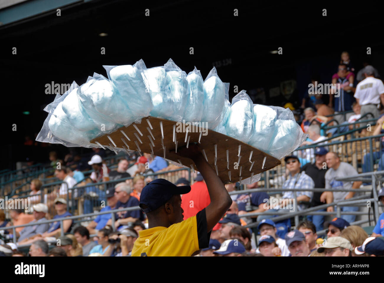 Händler verkaufen Bier und andere Erfrischungen an einem Detroit Tiger Professional Baseball Spiel im Comerica Park Detroit Michigan Stockfoto