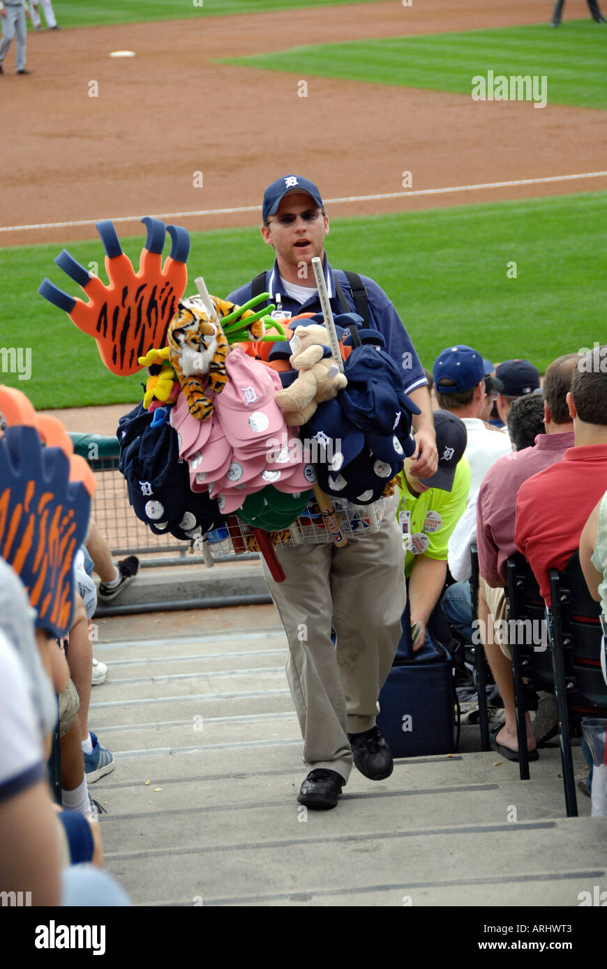 Händler verkaufen Bier und andere Erfrischungen an einem Detroit Tiger Professional Baseball Spiel im Comerica Park Detroit Michigan Stockfoto