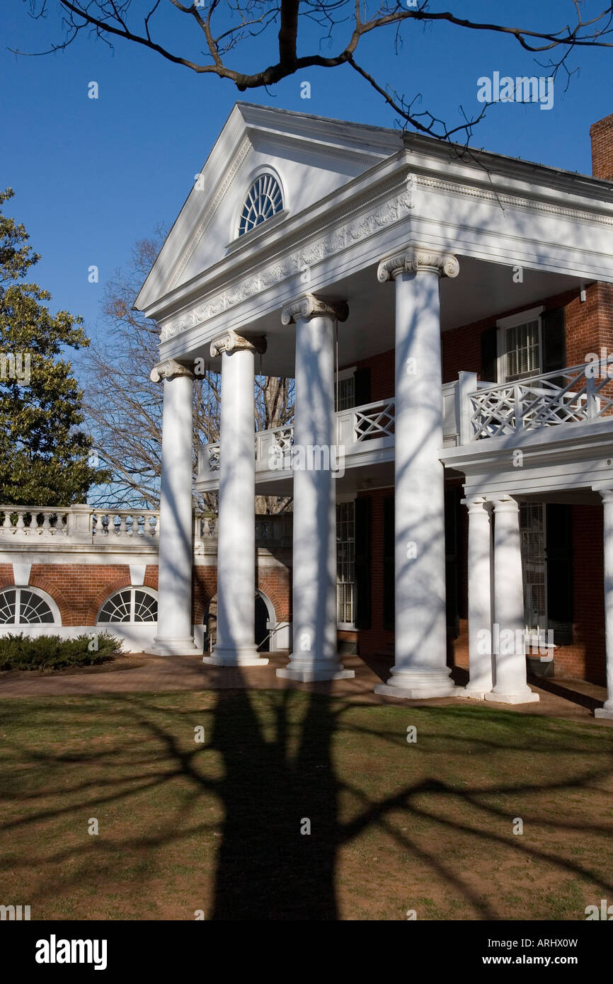 Am Nachmittag Schatten lauern entlang einem Pavillon auf dem Rasen an der University of Virginia in Charlottesville, VA Stockfoto