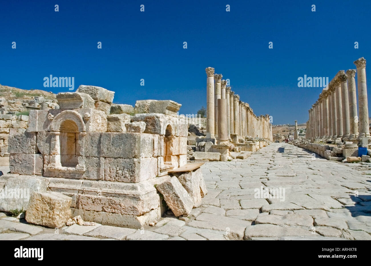 Colonnaded Cardo Maximus, Tetrapylon, Jerash, das antike Gerasa, Haschemitischen Königreich Jordanien, dem Mittleren Osten. DSC_5464 Stockfoto